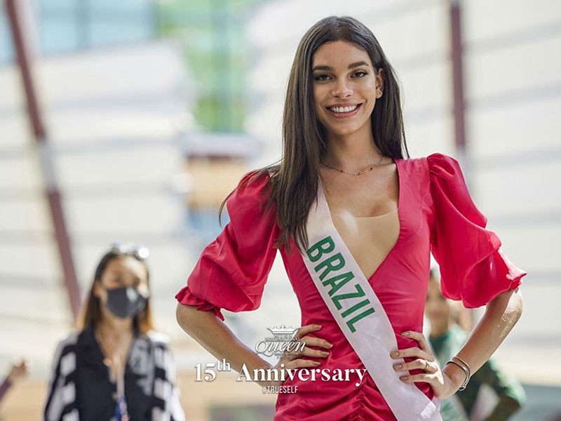 Ariella Moura - đại diện Brazil lại sở hữu gương mặt hao hao nữ ca sĩ Hồ Ngọc Hà từ chiếc mũi cao, mắt to, đôi môi cong đến thần thái chụp ảnh. Tại quê nhà, Ariella làm người mẫu. Cô sở hữu chiều cao 1m78, tiêm hóc-môn chuyển giới từ năm 16 tuổi.