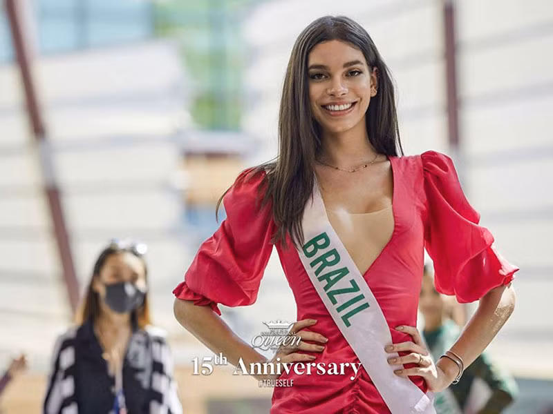 Ariella Moura - đại diện Brazil lại sở hữu gương mặt hao hao nữ ca sĩ Hồ Ngọc Hà từ chiếc mũi cao, mắt to, đôi môi cong đến thần thái chụp ảnh. Tại quê nhà, Ariella làm người mẫu. Cô sở hữu chiều cao 1m78, tiêm hóc-môn chuyển giới từ năm 16 tuổi.