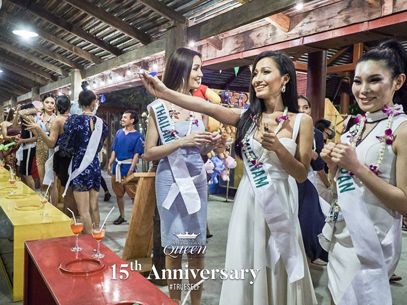 Khả năng giao tiếp tiếng Anh của Hoài Sa khiến người hâm mộ khá lo lắng khi gần đây, trong cuộc giao lưu tại cuộc thi, đại diện Việt Nam trả lời ấp úng, thiếu tự tin. Tuy nhiên, fan vẫn động viên Hoài Sa cố gắng hơn.