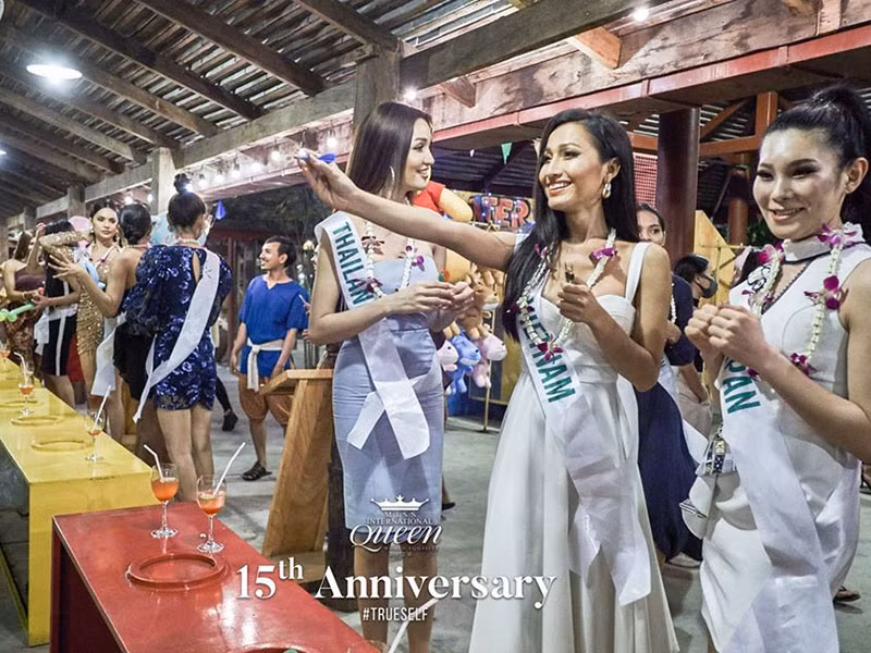 Khả năng giao tiếp tiếng Anh của Hoài Sa khiến người hâm mộ khá lo lắng khi gần đây, trong cuộc giao lưu tại cuộc thi, đại diện Việt Nam trả lời ấp úng, thiếu tự tin. Tuy nhiên, fan vẫn động viên Hoài Sa cố gắng hơn.