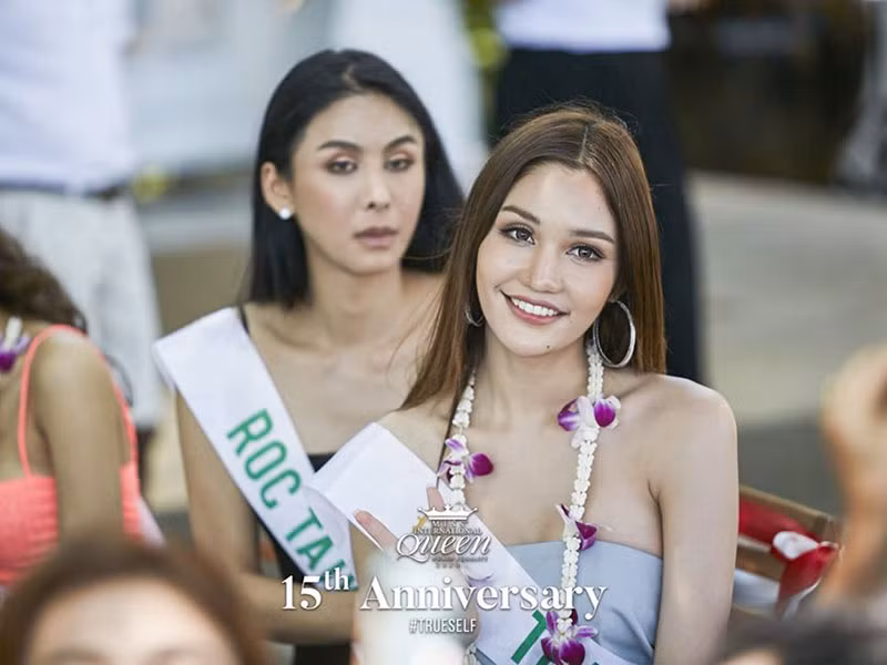 Deirayai Prinyanaili - đại diện Thái Lan cũng là ứng viên sáng giá cho ngôi vị vương miện. Cô sở hữu gương mặt hài hòa, nụ cười tỏa nắng. Ngoài ra, Deirayai còn có lợi thế chiều cao khủng (1m8), số đo 3 vòng gợi cảm.