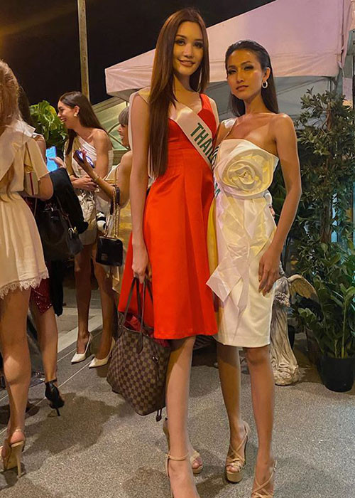 Hoài Sa dường như bị lép vế bên đại diện Thái Lan khi đọ sắc.