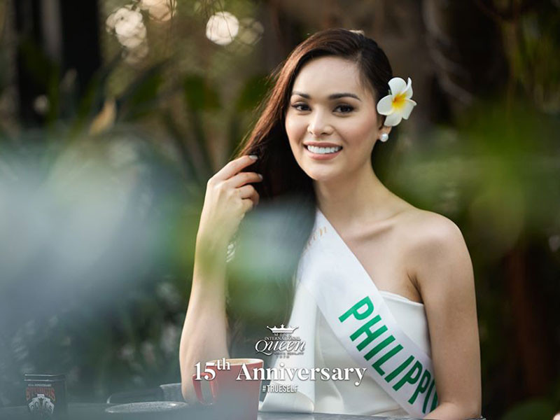 Jess là một trong hai nữ tiếp viên hàng không chuyển giới đầu tiên ở "cường quốc sắc đẹp châu Á". Ngoài gương mặt hao hao giống Hoa hậu Hoàn vũ Thế giới 2015 Pia Wurtzbach, cô còn sở hữu đường cong gợi cảm.