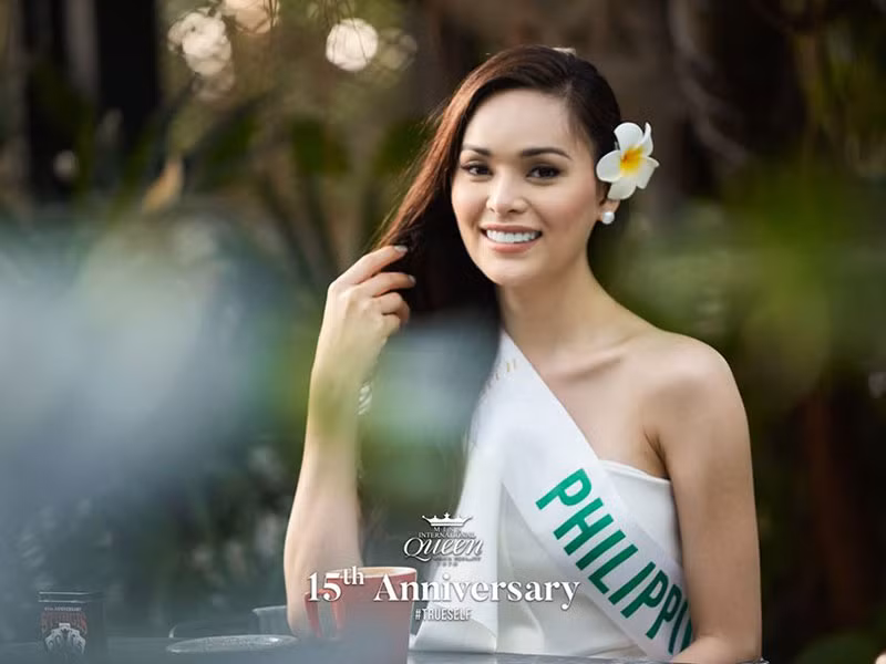 Jess là một trong hai nữ tiếp viên hàng không chuyển giới đầu tiên ở "cường quốc sắc đẹp châu Á". Ngoài gương mặt hao hao giống Hoa hậu Hoàn vũ Thế giới 2015 Pia Wurtzbach, cô còn sở hữu đường cong gợi cảm.