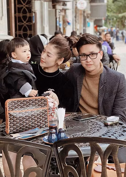 Nhiều người phát ghen với Tú Anh vì được chồng chiều chuộng.