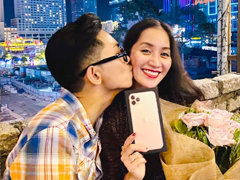 Phan Hiển thừa nhận mình là người không lãng mạn. 10 mùa Valentine qua, anh chưa bao giờ làm điều gì đặc biệt cho vợ. Tuy nhiên, năm nay Phan Hiển làm Khánh Thi bất ngờ.