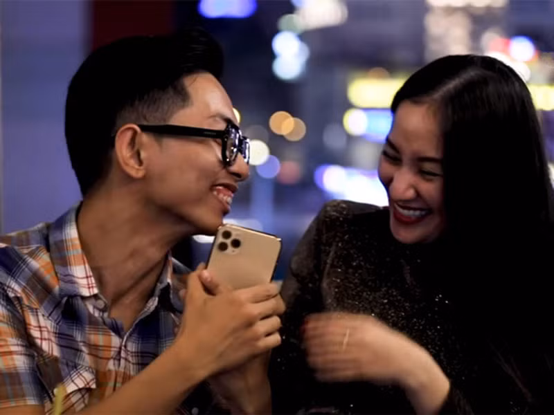 Khánh Thi khoe được chồng trẻ chi hàng trăm triệu mua quà tặng ngày Valentine.