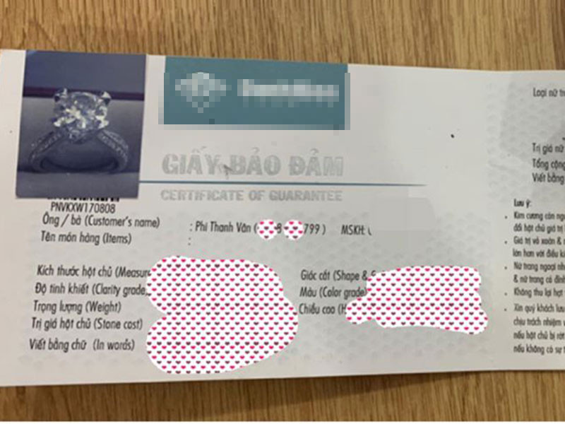 "Anh: Vân ơi, em thích quà gì? Em: Dạ em thích kim cương, em không thực dụng mà thực tế, vì kim cương không bao giờ tàn. Tình yêu anh có đủ lớn", Phi Thanh Vân chia sẻ đoạn hội thoại với người đàn ông bí ẩn.