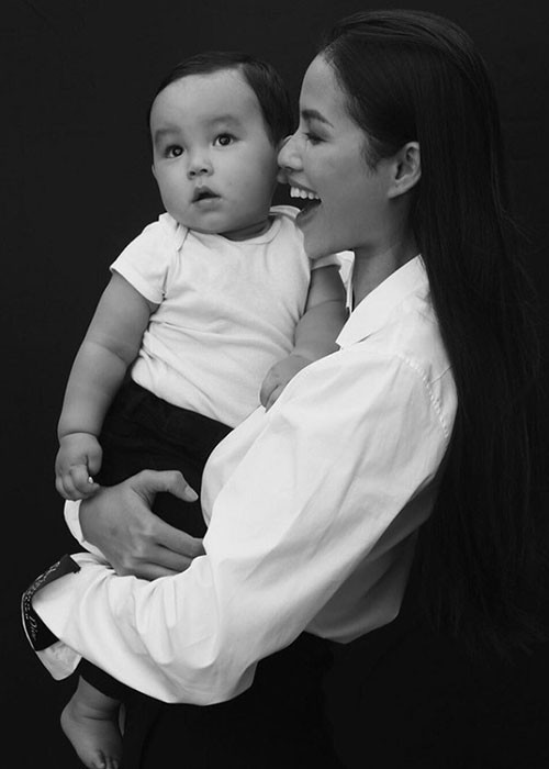 Nhẫn kim cương là món quà Phạm Hương nhận được từ chồng sắp cưới.