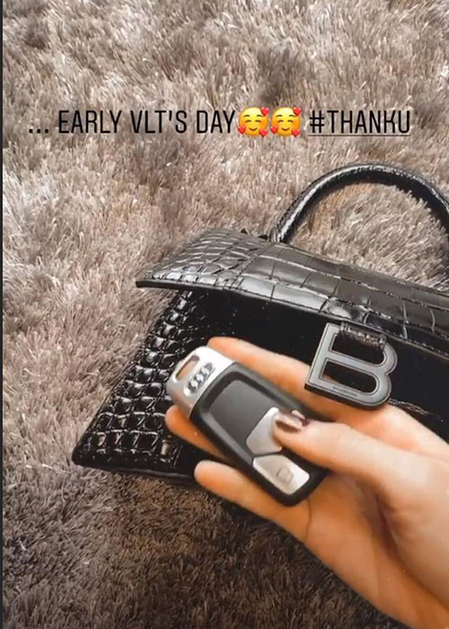 Á hậu Tú Anh được chồng tặng túi hàng hiệu có giá gần 40 triệu đồng, trong túi có chiếc chìa khóa xe hơi.