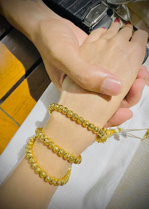 Trên trang cá nhân, Công Vinh khoe hình ảnh nắm tay Thủy Tiên, khéo khoe tặng vợ vòng vàng nhân dịp Valentine 2020.