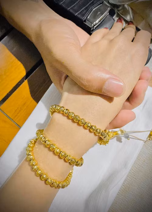 Trên trang cá nhân, Công Vinh khoe hình ảnh nắm tay Thủy Tiên, khéo khoe tặng vợ vòng vàng nhân dịp Valentine 2020.