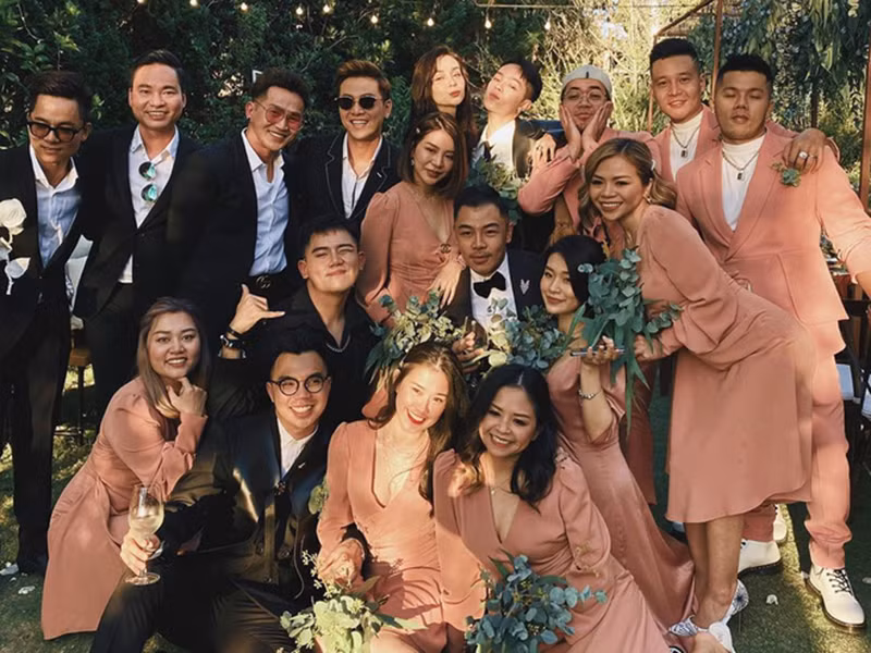 Dàn phù dâu và phù rể trong đám cưới gồm nhiều nghệ sĩ.