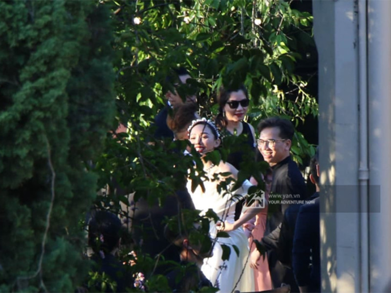 Theo Yan, ở tiệc cưới, Tóc Tiên xúc động nói với ông xã Hoàng Touliver: “Cảm ơn anh vì đã luôn yêu thương và thấu hiểu em mỗi ngày, dù em là một cô gái cá tính nhưng khi bên anh em thấy mình được yêu thương và được quan tâm. Hứa sẽ giữ lòng chung thủy với anh”. Ảnh: Yan