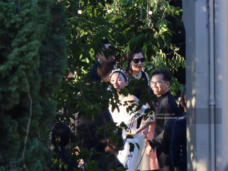 Theo Yan, ở tiệc cưới, Tóc Tiên xúc động nói với ông xã Hoàng Touliver: “Cảm ơn anh vì đã luôn yêu thương và thấu hiểu em mỗi ngày, dù em là một cô gái cá tính nhưng khi bên anh em thấy mình được yêu thương và được quan tâm. Hứa sẽ giữ lòng chung thủy với anh”. Ảnh: Yan