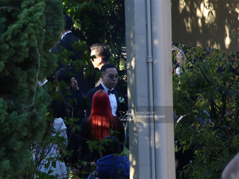 Theo Zing, một khách mời kể lại Hoàng Touliver bật khóc ở tiệc cưới. Anh luôn chăm sóc vợ cẩn thận. Khi trời lạnh, Hoàng Touliver còn lấy áo khoác cho Tóc Tiên. Ảnh: Yan