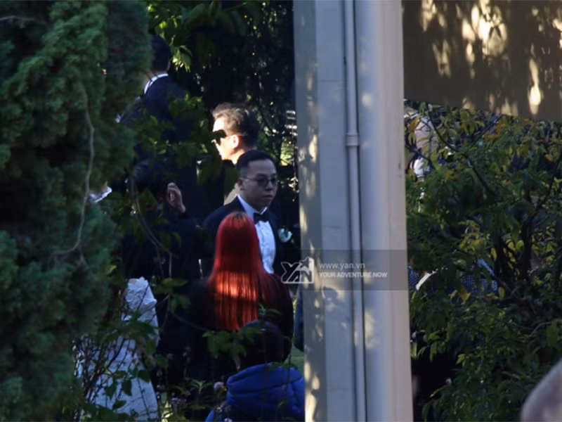 Theo Zing, một khách mời kể lại Hoàng Touliver bật khóc ở tiệc cưới. Anh luôn chăm sóc vợ cẩn thận. Khi trời lạnh, Hoàng Touliver còn lấy áo khoác cho Tóc Tiên. Ảnh: Yan