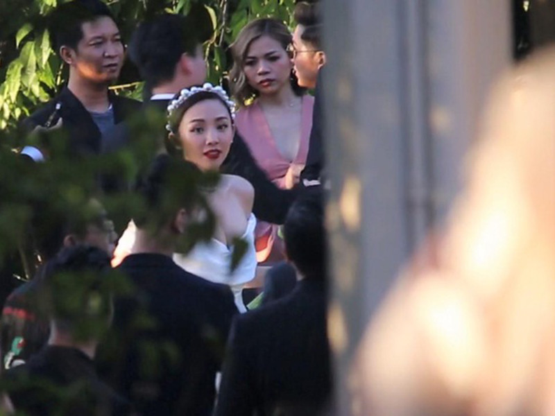 Tóc Tiên diện váy cưới trễ vai, đội vòng hoa ở tiệc cưới. Ảnh: Zing