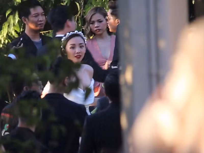 Tóc Tiên diện váy cưới trễ vai, đội vòng hoa ở tiệc cưới. Ảnh: Zing