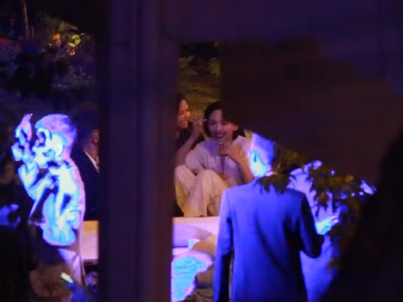 Tóc Tiên không giấu được niềm hạnh phúc trong đám cưới. Ảnh: Zing