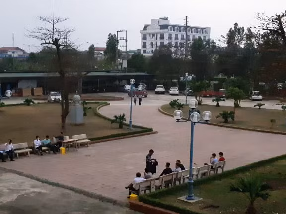 Khu vực thành lập bệnh viện dã chiến có khuôn viên rộng, nằm cách xa khu dân cư, giao thông thuận lợi, các cơ sở hạ tầng đã có sẵn nên rất thuận lợi cho việc quản lý, cách ly và tập trung chữa bệnh cho các bệnh nhân dương tính với Covid-19.