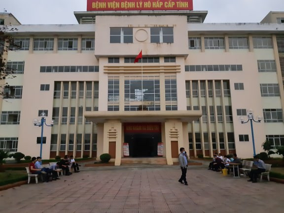 Nhiều cán bộ y tế túc trực tại bệnh viện dã chiến. Sở Y tế đã bố trí nhân lực cho bệnh viện trên cơ sở các tổ phản ứng nhanh, trong đó nòng cốt và chịu trách nhiệm vận hành là bệnh viện đa khoa tỉnh Vĩnh Phúc. Sở Y tế đã bố trí nhân lực cho bệnh viện dã chiến trên cơ sở các tổ phản ứng nhanh, trong đó, nòng cốt và chịu trách nhiệm vận hành là Bệnh viện Đa khoa tỉnh.