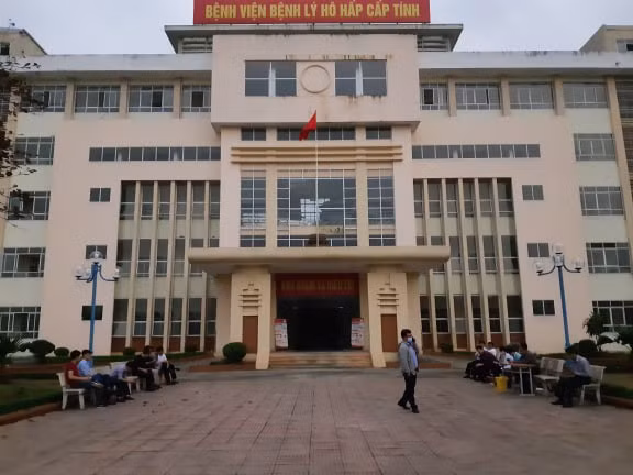 Nhiều cán bộ y tế túc trực tại bệnh viện dã chiến. Sở Y tế đã bố trí nhân lực cho bệnh viện trên cơ sở các tổ phản ứng nhanh, trong đó nòng cốt và chịu trách nhiệm vận hành là bệnh viện đa khoa tỉnh Vĩnh Phúc. Sở Y tế đã bố trí nhân lực cho bệnh viện dã chiến trên cơ sở các tổ phản ứng nhanh, trong đó, nòng cốt và chịu trách nhiệm vận hành là Bệnh viện Đa khoa tỉnh.