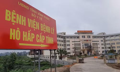 Về việc này, theo Sở Y tế Vĩnh Phúc, trường Trung cấp Văn hóa nghệ thuật Vĩnh Phúc có đủ các điều kiện thuận lợi để xây dựng bệnh viện dã chiến như: Cơ sở vật chất sẵn có, có nhiều phòng và khuôn viên rộng, cơ bản đáp ứng yêu cầu của một bệnh viện dã chiến với quy mô lớn phục vụ chăm sóc sức khỏe nhân dân. Trường Trung cấp Văn hóa nghệ thuật Vĩnh Phúc làm bệnh viện dã chiến 300 giường. Ảnh: Minh Đức