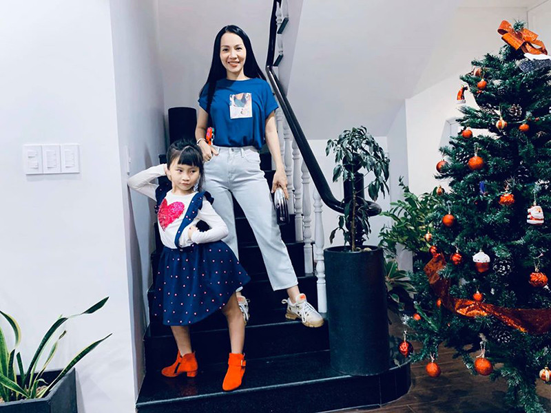 Bà xã của Hoàng Bách khiến nhiều người xuýt xoa vì dáng đẹp.