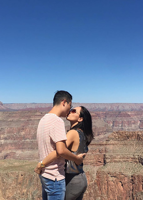 Cựu người mẫu trở thành hậu phương vững chắc để chồng hoạt động nghệ thuật.