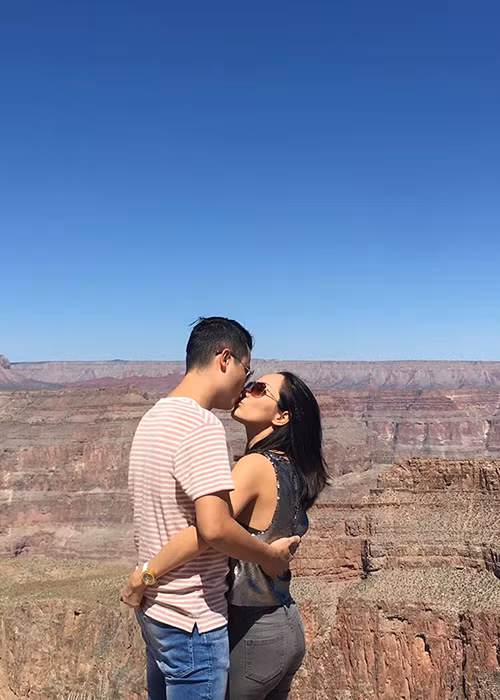 Cựu người mẫu trở thành hậu phương vững chắc để chồng hoạt động nghệ thuật.