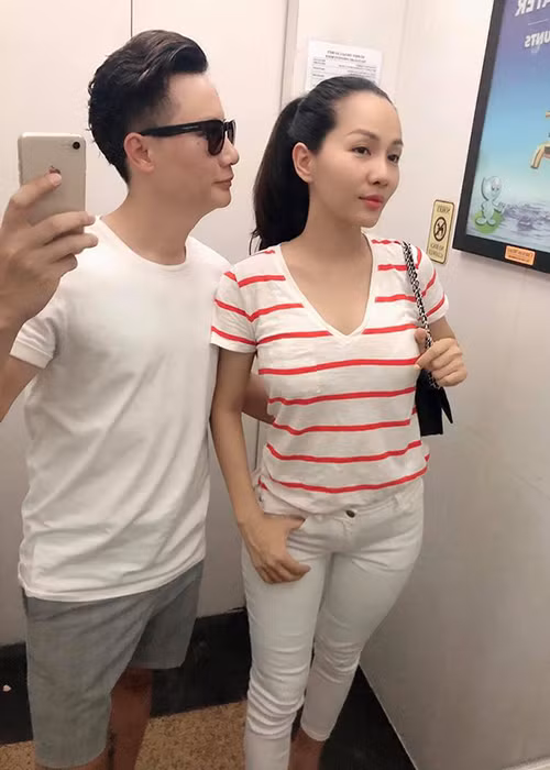 Bà xã của Hoàng Bách chăm chỉ tập tành và ăn uống với chế độ khoa học mới nhanh chóng lấy lại thân hình thon gọn, săn chắc, đặc biệt là vòng eo.