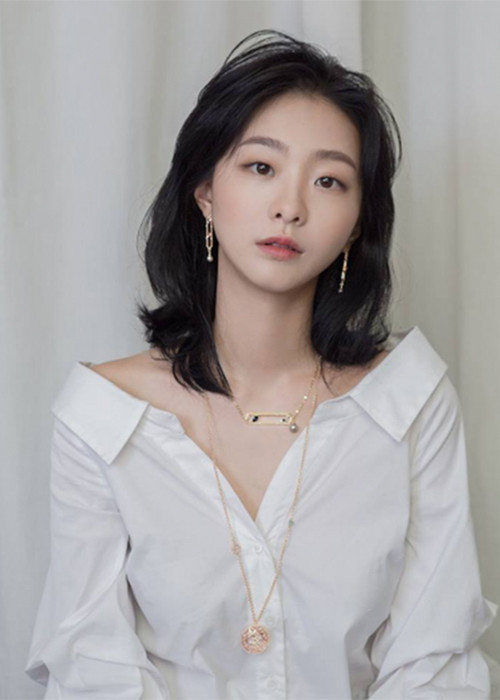 Da Mi hiện lựa chọn lối trang điểm sắc sảo thay vì phong cách nhẹ nhàng như trước đây.