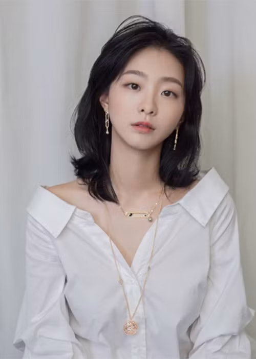 Da Mi hiện lựa chọn lối trang điểm sắc sảo thay vì phong cách nhẹ nhàng như trước đây.