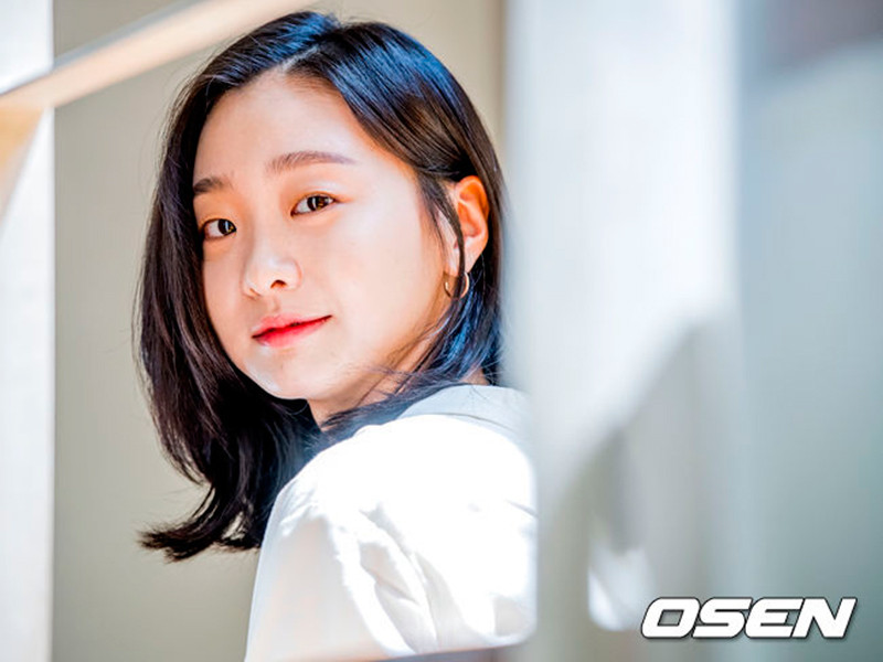 Cô được nhận xét có nhiều nét giống với Kim Go Eun và Park So Dam.