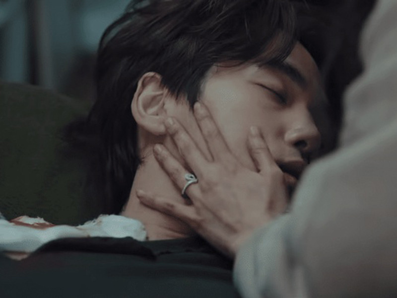 Vì cứu Seo Dan khỏi bọn bắt cóc, Goo Seung Jun bị trúng đạn và qua đời.