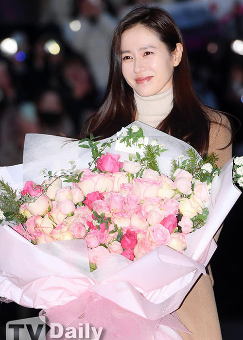 Đáng chú ý, khi đến dự tiệc mừng thành công của "Hạ cánh nơi anh" cùng đoàn làm phim, Son Ye Jin và Hyun Bin bất ngờ diện trang phục cùng tông màu.