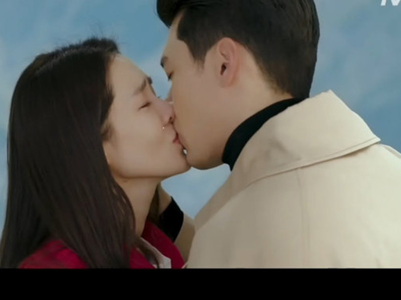 Hình ảnh Se Ri - Jung Hyeok trao nhau nụ hôn ngọt ngào sau thời gian xa cách nhưng luôn hướng về nhau.