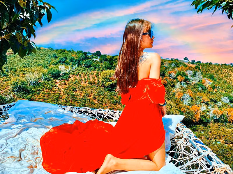 Bạn gái của Mạc Văn Khoa sở hữu gương mặt xinh đẹp, vóc dáng thon gọn, gợi cảm.