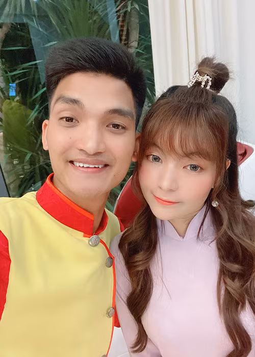 Thậm chí, cô còn tuyên bố nếu Mạc Văn Khoa sửa nhan sắc, cô sẽ không tiếp tục hẹn hò.