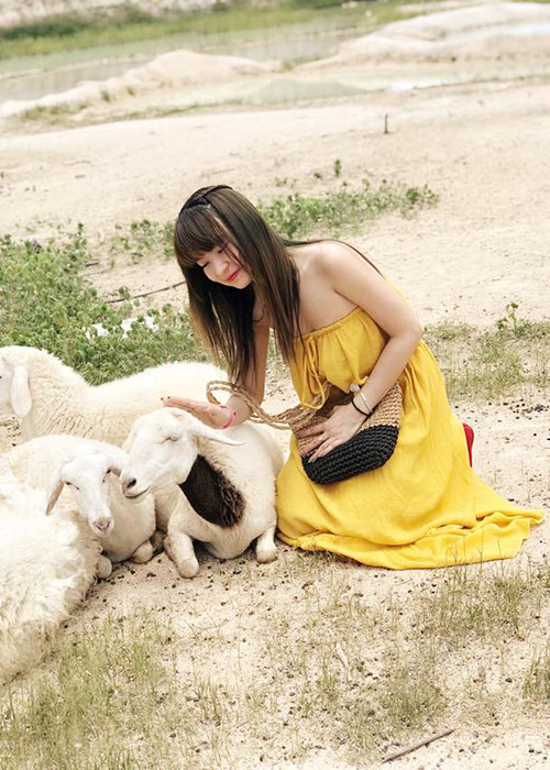 Bạn gái của Mạc Văn Khoa nhận được nhiều lời khen về phong cách thời trang.