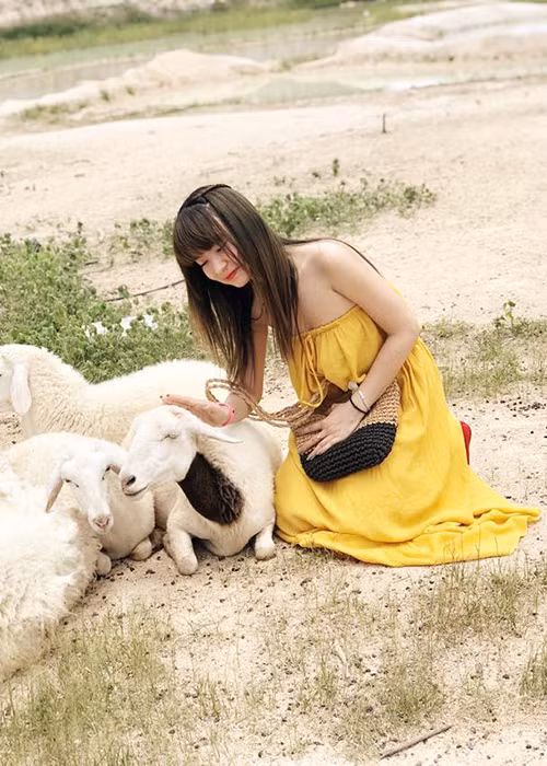 Bạn gái của Mạc Văn Khoa nhận được nhiều lời khen về phong cách thời trang.