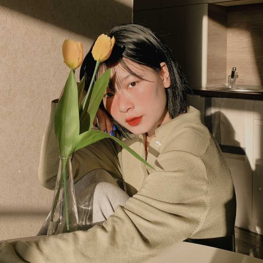  My20s - Nhật ký thanh xuân “đáng yêu”của du học sinh Đức: Kênh youtube My20s đạt 245.000 subscribers, Instagram @thach_trangg đạt 151.000 followers, Fanpage My20s đạt hơn 17.000 likes. Chủ nhân của My20s chính là cô bạn Thạch Trang (Thạch Nguyễn Phương Trang) - du học sinh ngành truyền thông tại Đức. Ý định ban đầu lập ra My20s là để lưu giữ thanh xuân và sản phẩm phục vụ cho việc học nhưng không ngờ đều được mọi người đón nhận. Điểm chung các vlog của Trang là quay cận mặt “chính chủ” với làn da không-tì-vết nên chủ đề vlog ưu tiên của cô bạn là cách skincare, phối đồ, chụp ảnh… Tất tần tật xoay quanh về việc làm đẹp của con gái - lợi thế của cô nàng và cũng giải đáp thắc mắc của fan. Trang cũng thường chia sẻ nhiều tips về du học Đức từ các bước để du học cho đến cuộc sống hằng ngày của du học sinh Đức. Năng lượng tích cực và biểu cảm “siêu cấp đáng yêu” là điều có thể thấy trong tất cả vlog của cô nàng nên đây là một “địa chỉ” quen thuộc của hội “kẹp nơ” và đôi khi là của hội “cầu vồng”.