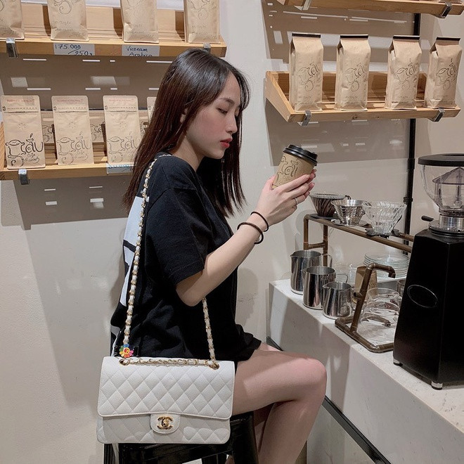 Chưa kể, không thể không nhắc đến đám cưới “tiền tỷ” bởi dàn siêu xe “khủng” cùng nhiều khách mời VIP. Đề tài “hội con nhà giàu” chưa bao giờ hết sốt fan Việt, điển hình là bộ phim Crazy Rich Asians “cháy vé” một thời. Joyce Phạm được chú ý mạnh mẽ là bởi cô nàng là một “rich kid” Việt chính hiệu.