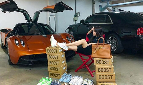  Joyce Phạm - Khám phá cuộc sống “hội con nhà giàu” Việt Nam: Instagram @joyce.pham1106 đạt 193.000 followers. Facebook Phạm Trần Nguyễn Minh Anh có hơn 69.000 followers. “Bà chủ” của thương hiệu quần áo JOYCE.Clothing. Nhập từ khóa “Joyce Phạm” trên Google, hơn 1 triệu kết quả được hiển thị trong vòng 0,43 giây cũng đủ chứng minh sức hút ấn tượng của cô nàng 9X này. Vốn nổi lên với tấm ảnh “có quá nhiều tiền trong một khung hình” khi cô nàng chụp bên cạnh loạt siêu xe hàng chục tỷ đồng cùng bộ sưu tập sneaker đắt đỏ trên mạng xã hội khó ai bì kịp.