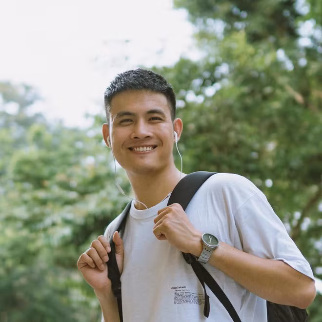  Chan La Cà - La cà để thấy Việt Nam sao mà đẹp quá!: Kênh youtube Chan La Cà đạt 73.800 subscribers, Fanpage Chan La Cà đạt hơn 46.000 likes. Anh chàng Chan La Cà (Hoàng Minh Tuấn) bắt đầu trở thành travel blogger khá muộn - cuối năm 2018 nhưng chỉ trong thời gian ngắn đạt được lượt tương tác khá ấn tượng. Tự nhận là một người thích chụp choẹt, làm video về trải nghiệm văn hóa - ẩm thực - đời sống, những clip du lịch của Chan đều rất sinh động bởi góc máy rộng thấy cảnh thiên nhiên hùng vĩ và gần gũi bởi những cuộc trò chuyện ngắn với người dân bản địa.