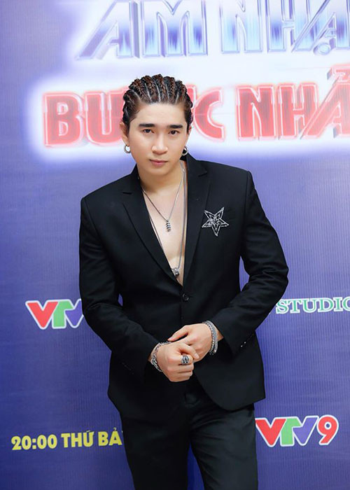 Sở hữu giọng hát ngọt ngào, khả năng viết nhạc, cùng gương mặt điển trai, Chi Dân có lượng fans khá đông đảo. Fanpage của anh hiện hút hơn 1 triệu lượt theo dõi. Mời quý độc giả xem video "Ninh Dương Lan Ngọc khoe quà Valentine". Nguồn VTC