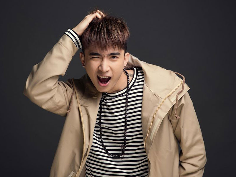 Nhiều người đã cho rằng chàng trai sinh năm 1989 nổi tiếng nhờ ăn may sức nóng của ca khúc "Thảm họa Idol". Về phần mình, anh lao động nghệ thuật nghiêm túc để chứng mình thực lực thay vì lên tiếng.