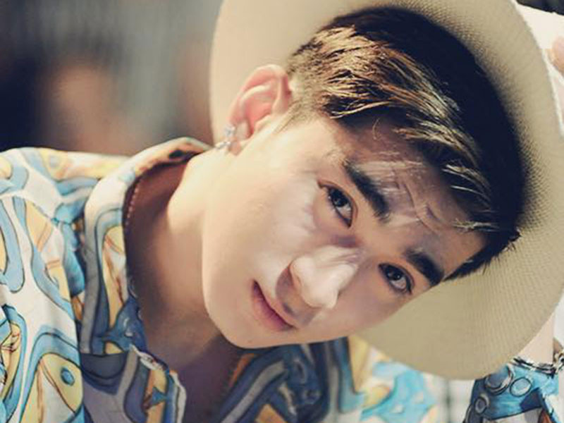 “Lúc mới làm nghề, để Chi Dân làm MV, mua bài hát, mẹ Chi Dân cũng phải đi mượn nợ cho Chi Dân làm”, nam ca sĩ chia sẻ về giai đoạn khó khăn của sự nghiệp.