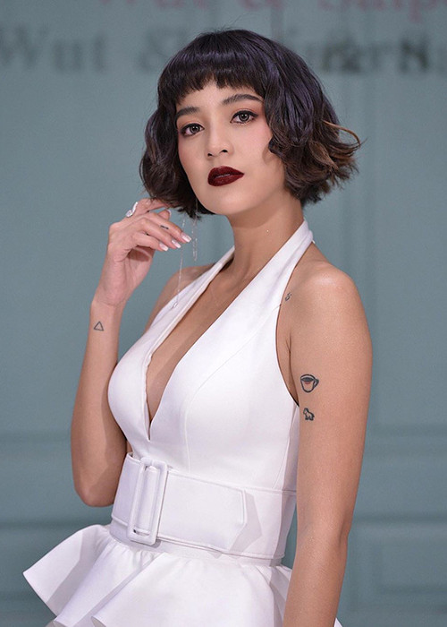 Apinya đã cắt phăng mái tóc dài nữ tính quen thuộc, sở hữu nhiều hình xăm và mặc hở bạo hơn.